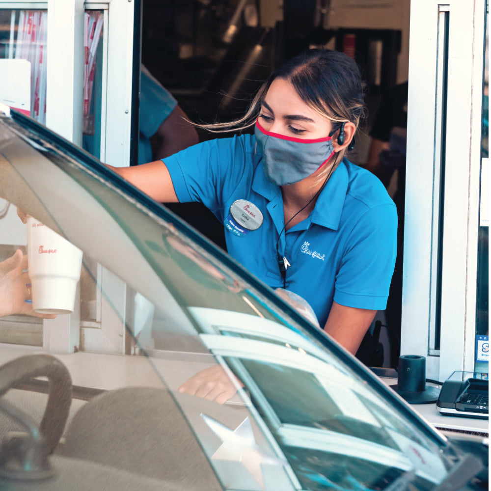 Conceptos y tendencias de Drive-Thru para QSR: camión de comida, puesto de café, sistema de auriculares con intercomunicador